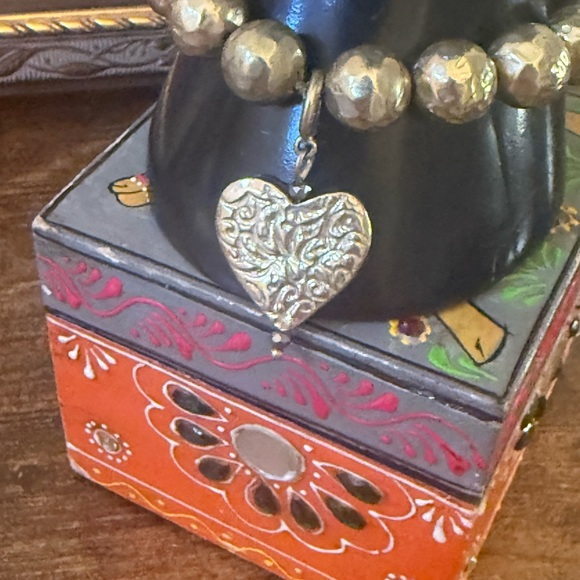 🌸 4 for $10 Gold Tone Stretch Beaded Bracelet with Heart Charm - Picture 2 of 8